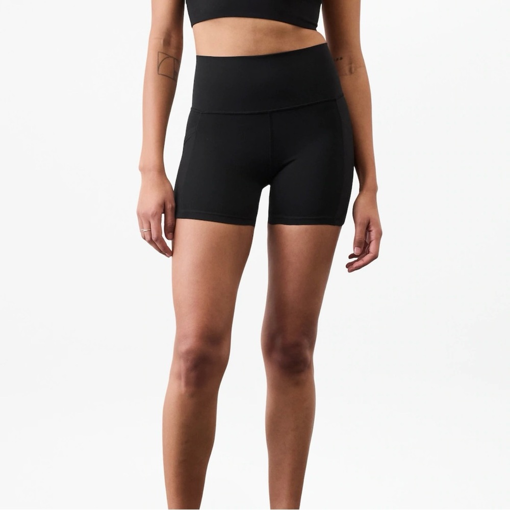 {Athleta} Black Salutation Stash Pocket II 5 Inch Shorts Biker Style | Women’s M